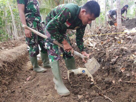 Kerja Keras Pemasangan Batu pada Irigasi Patahkan Pegangan Cangkul pada TMMD 106 Donomulyo