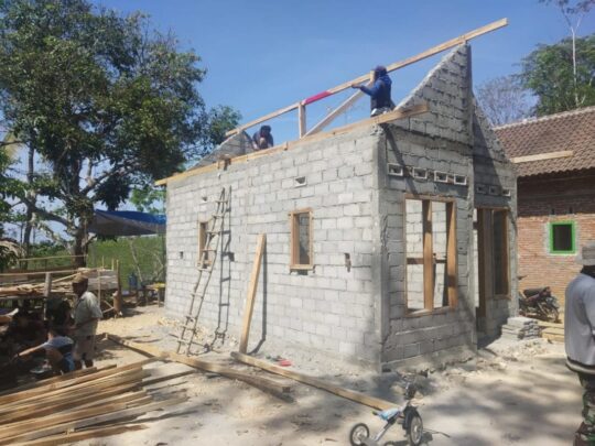 Perbaikan RTLH Ismanto, Satgas TMMD 106 Kodim Malang Batu dan Warga Dirikan Kuda-kuda