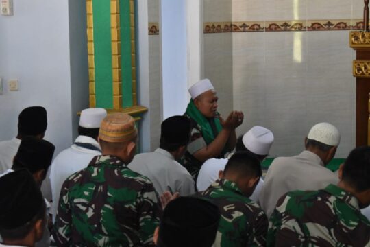 Menjadi Imam Sholat Adalah salah satu cara Komos