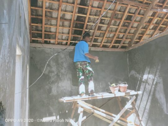 Dansatgas Tmmd Kerjakan Penyelesaian Plesteran Tembok Pak Sumadi