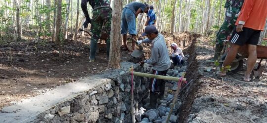 Jelang Penutupan, Satgas TMMD 106Tuntaskan Plengsengan irigasi