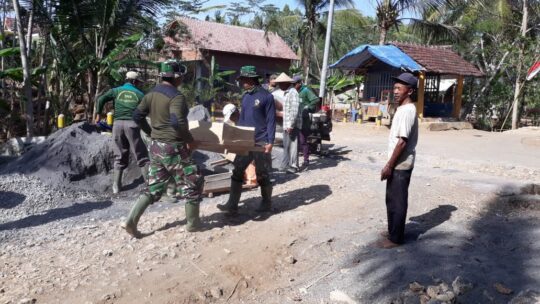 Barat sama dipikul ringan sama dijinjing pepatah yang diambil pada TMMD 106 Kodim 0818