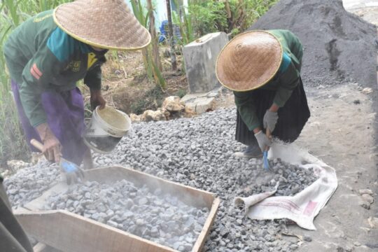 Sak plastik ikut serta mensukseskan TMMD 106 Kodim 0818