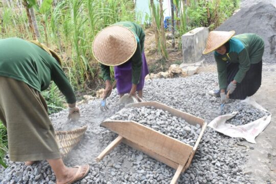 Batok Kelapa digunakan untuk mengumpulkan Koral Pada TMMD 106 Kodim 0818