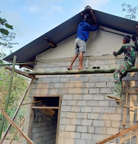 Pemasangan Plafon Samping RTLH Bapak Siyono