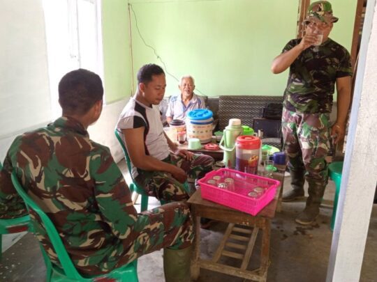 Es Timun Suri Saat Rehat, Segarkan Satgas TMMD 106 Kodim Cilacap