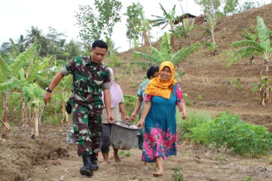Jinjing Ember Baju Cucian pun Bersama Satgas TMMD 106 Kodim Cilacap