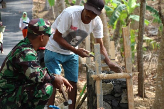 Parno Semangat Bantu Sertu Risplianto dalam Pelaksanaan TMMD