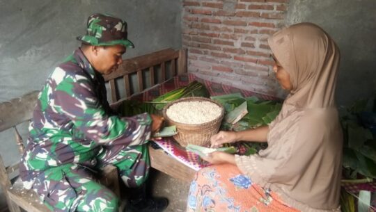 Belajar Buat Tempe Mendoan ala Satgas TMMD 106 Kodim Cilacap