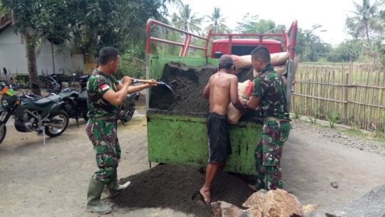 Bantu Turunkan Pasir, Satgas TMMD 106 Kodim Cilacap