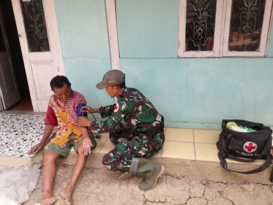 Tim Kesehatan Satgas TMMD 106 Kodim Cilacap, Periksa Marsono