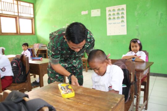 Ini Cara Sertu Mulyono Semangati Siswa SD yang sedang Sakit