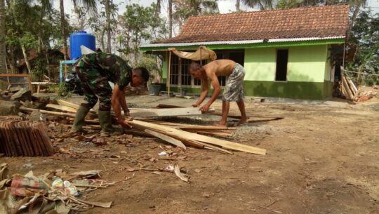 Saatnya Pembersihan Puing Sisa Bangunan di RTLH TMMD 106 Kodim Cilacap