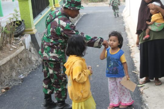 Cium Tangan Satgas TMMD, Anita dan Fisher Rela Menunggu TNI Melewati Rumahnya