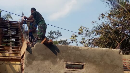 Pasang Begisting Rolak Atas, Parmin Penerima RTLH Sangat Senang