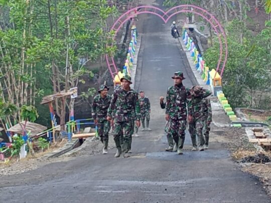 Cek Lagi Hasil Pengerjaan Jalan TMMD, Ini yang Dilakukan Letda Chb Heru