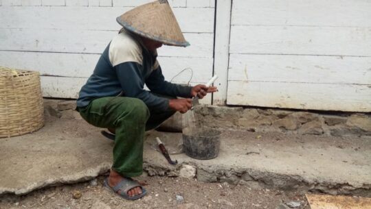 Bersihkan Alat Bangunan untuk Pengerjaa TMMD yang Sudah Kotor