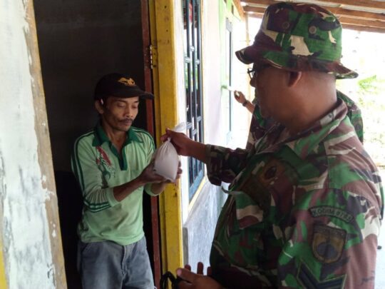 Sertu Basuki Serahkan Contoh Cat Kepada Ratiwan