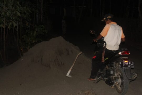 Kadus Radin, amankan cangkul yang masih tergeletak di pinggir jalan