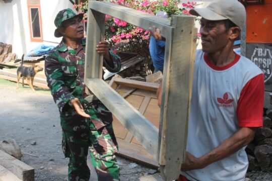 Dengan Semangat Gotong Royong Tercipta Kebersamaan dan Keakraban Satgas TMMD 106 bersama Warga