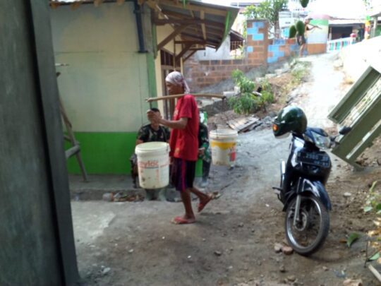 Bawa Air Sejauh 200 Meter Dilakukan Arif agar Rumahnya Jadi