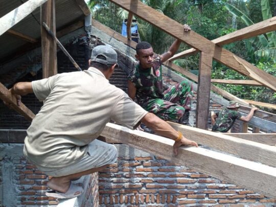 Kompak Saat Kerjakan Atap, Warga dan Satgas TMMD 106 Kodim Cilacap