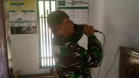 Adzan Merdu Sertu Budi Terdengar di Tengah-tengah Kesibukan Satgas TMMD 106 Kodim Cilacap