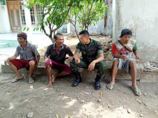 Jaga Kedekatan TNI-Rakyat, Serda Sapto Jalin Komunikasi Sosial