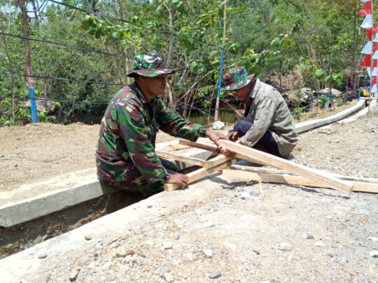 Buat Jembatan Diatas Selokan Untuk Melintasi Warga