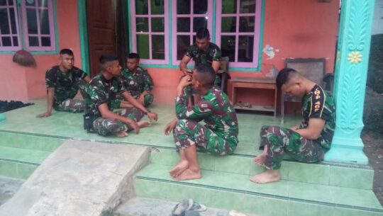 Menunggu Adzan Magrib, Satgas TNI Bahas Hasil Kegiatan TMMD Hari Ini