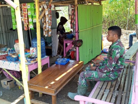 Menunggu dengan Setia Bu Watem Suguhkan Gorengan