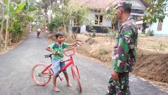 Jalan Mulus Dan Aspal, Toni Senang Bermain Sepeda