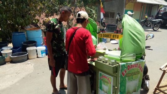 Prada Hardiman Obati Dahaga dengan Dawet Ayu