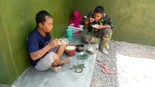 Bagai Dua Sejoli, Suripto dan Prada Purwanto Makan Bareng