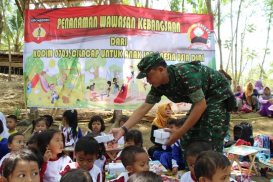 Sayangnya Seorang Sertu Mulyono Terhadap Anak-Anak Desa Cilibang