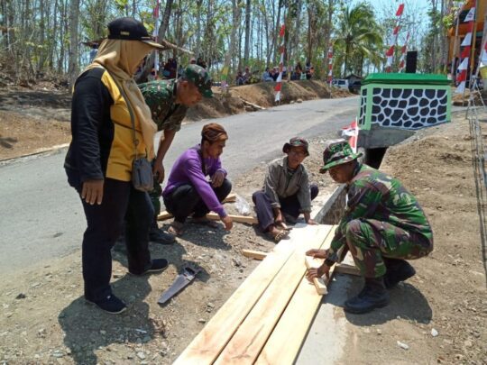 Kadus Saminah pun Ikut Arahkan Bangun Jembatan Kecil