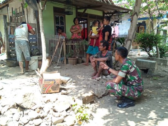 Jalin Komunikasi dengan Warga di TMMD 106 Kodim Cilacap, Ini yang Dilakukan Kopda Taufik