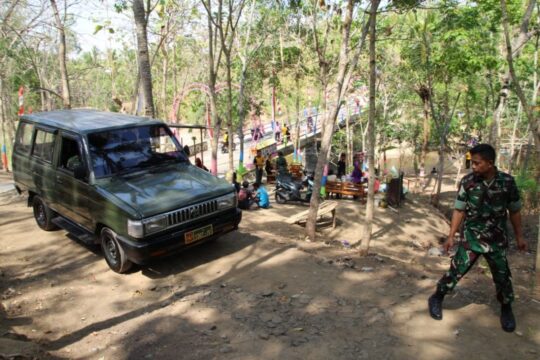 Mobil Logistik Kodim 0703 Cilacap Angkut Logistik untuk Anak-Anak