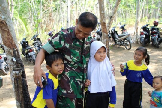 Pelukan Hangat Serma Suratno Seperti Kepada Anaknya