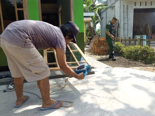 Ukuran Belum Sesuai, Trimo Serut Kusen Bantu Satgas TMMD