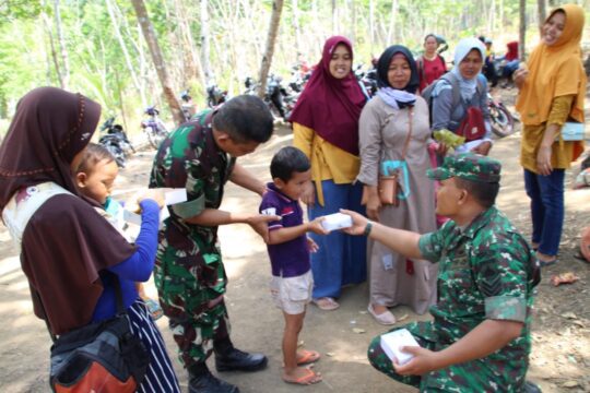 Dibagi Snack Satgas TMMD 106 Kodim Cilacap, Anak-anak Riang