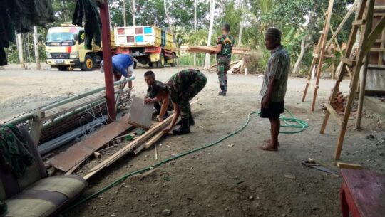Satgas TMMD 106 Kodim Cilacap Bersihkan Sisa Bangunan Rehab RTLH