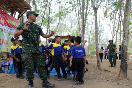 Sertu Mulyono Ikut Senam Bersama Bocah SD