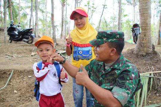 Anak Kecil Ini Terlalu Berani dengan TNI