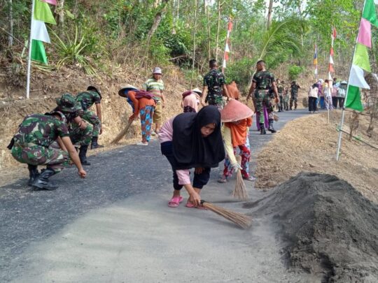 Emak-emak Turun Jalan, Bersih Jalan Aspal Hasil TMMD 106 Kodim Cilacap