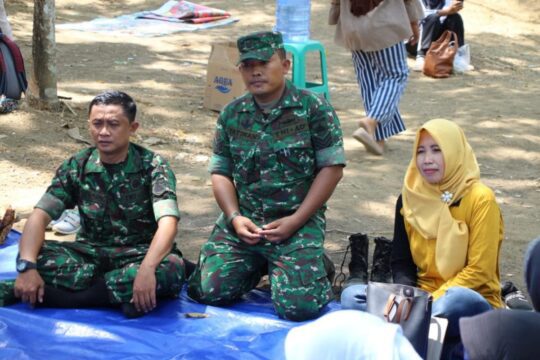 TNI Berikan Dukungan Penuh Gerakan Anti Plastik Ibu-Ibu PKK Desa Cilibang