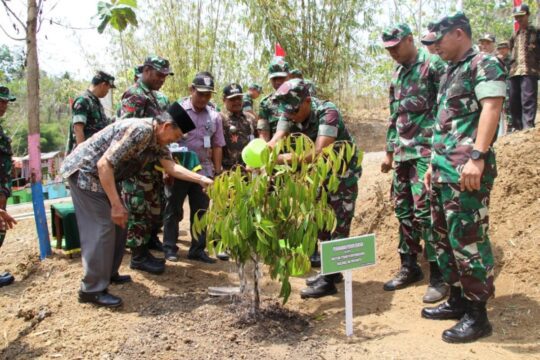 Ketua Tim Wasev Itdam Menanam Bibit Durian Di Wisata Krama Cenil Desa Cilibang