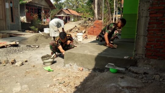Dua TNI Yonif 405 Rapikan Teras RTLH di Lokasi TMMD 106 Kodim Cilacap