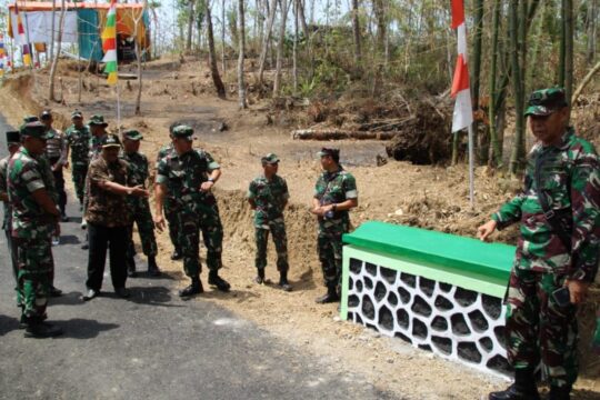 Tim Wasev : “Kalian Satgas TMMD yang Hebat”