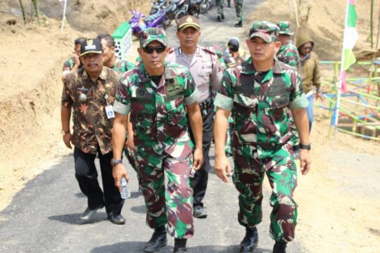 Katim Wasev Berjalan Bersama Wadan Satgas TMMD 106 Kodim Cilacap Cek Hasil TMMD